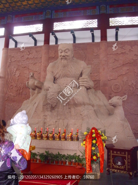 神農(nóng)大殿前神農(nóng)雕像正面