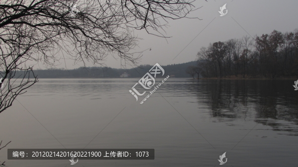 靜靜的湖水
