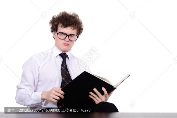 商人坐著閱讀