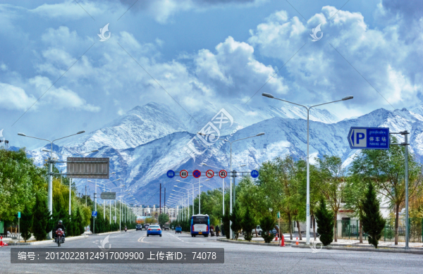 雪山腳下的城市