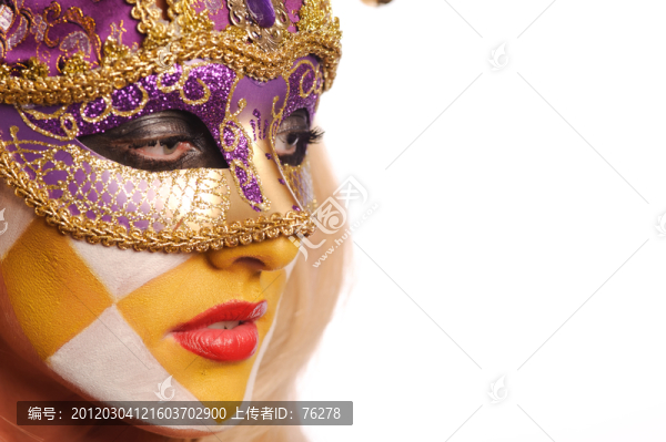 面具女郎的側(cè)臉