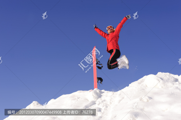 年輕女子在滑雪板