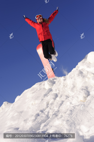 年輕女子在滑雪板