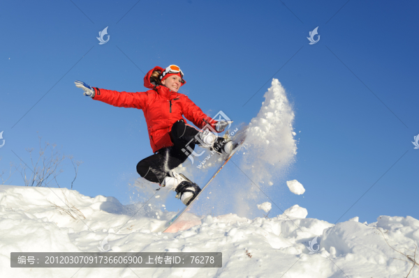 年輕女子在滑雪板