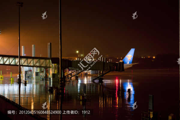 雨中的廊橋