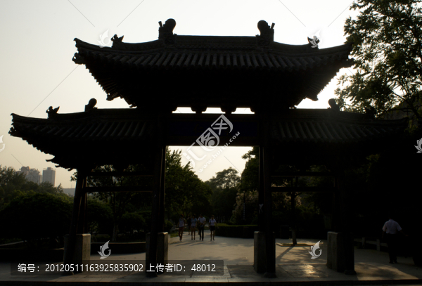 西安環(huán)城公園門樓剪影