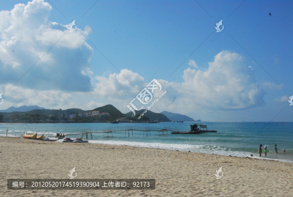 大海沙灘白云