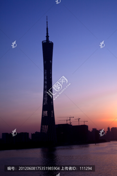 夕陽中的廣州塔剪影