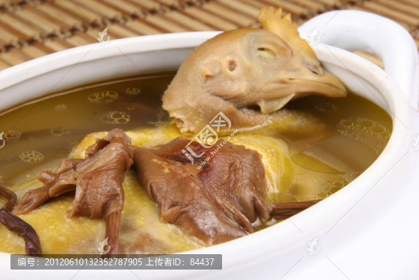 茶樹(shù)菇煲母雞