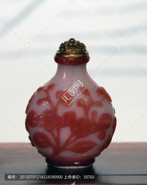 白套紅玻璃花卉紋鼻煙壺