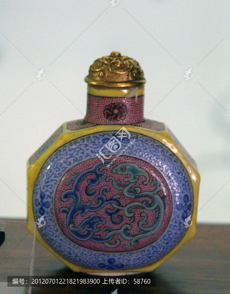玻璃胎畫琺瑯八角形鼻煙壺