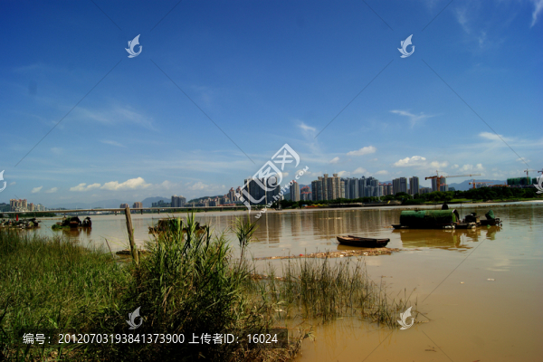 夏日江濱