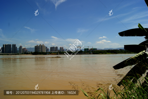 夏日江濱
