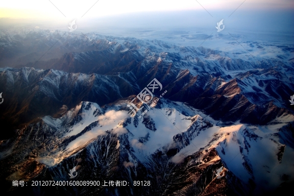 航拍天山山脈