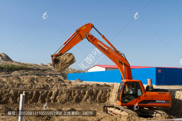 工程現(xiàn)場,作業(yè)中的挖掘機(jī)