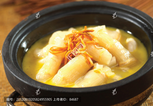 蟲(chóng)草花雜菌煮黃魚(yú)肚