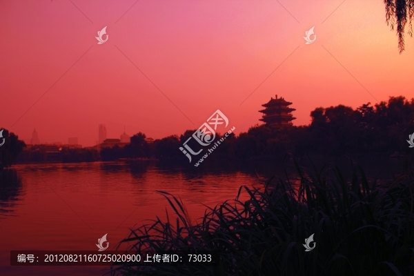 霞光映古亭