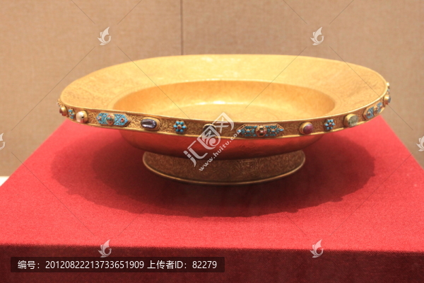金飛鳥(niǎo)紋嵌寶折沿金盤(pán)