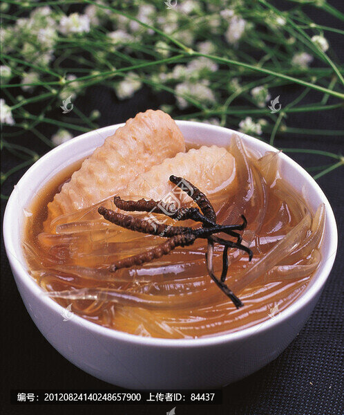 冬蟲草雞燉魚翅