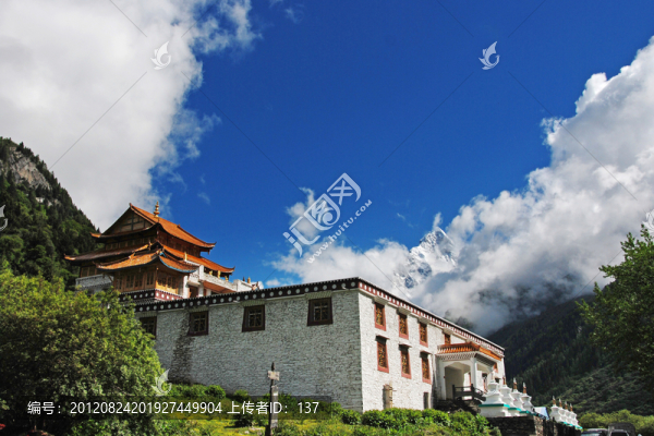 喇嘛寺和幺妹峰