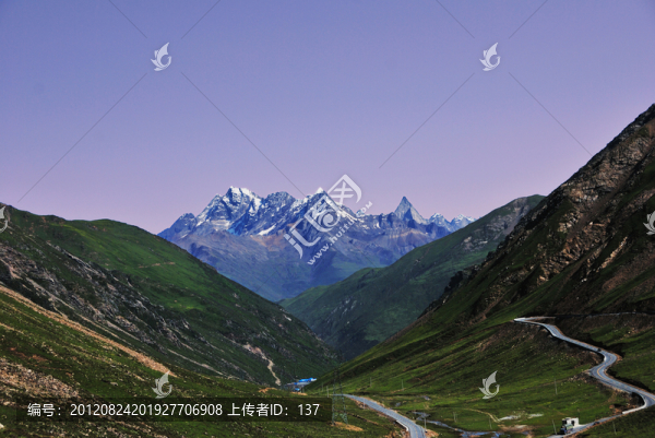 遠(yuǎn)眺四姑娘山