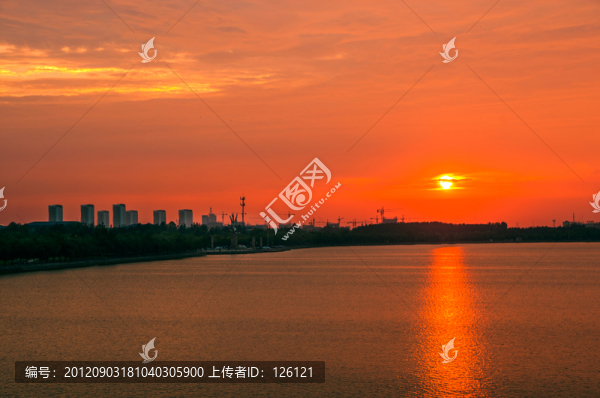 夕照東昌湖