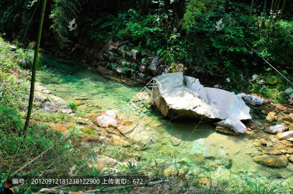 峽谷溪水