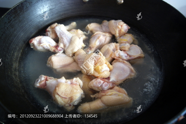 在鐵鍋里飛水的雞翅根