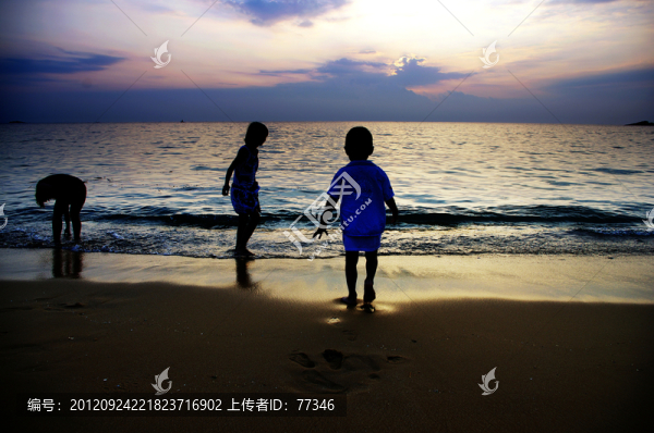 海邊玩耍的孩童