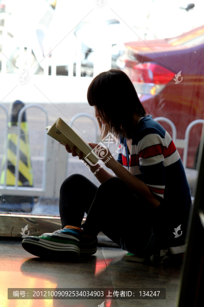 學(xué)生讀書剪影