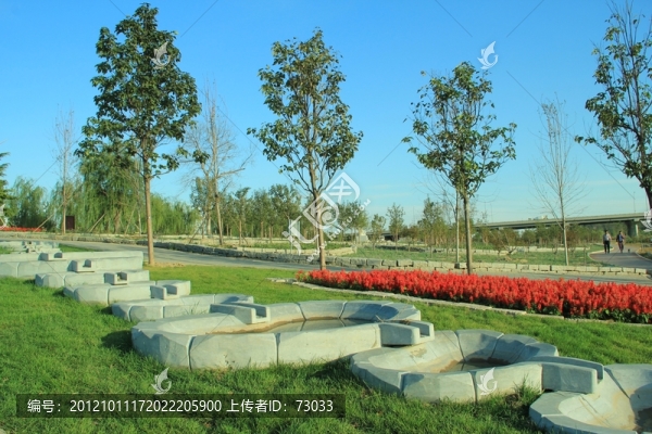 公園,,,綠樹,,紅花,水渠