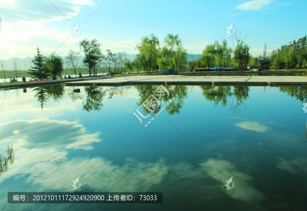 綠樹,,藍(lán)天白云湖中倒影