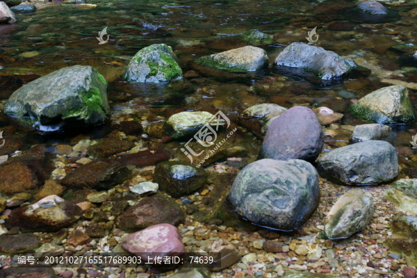 溪水石頭