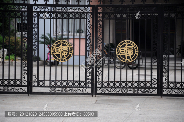 復(fù)旦附中大門(mén)