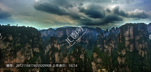 暴雨來(lái)臨前額張家界