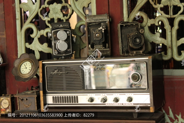 老式收音機和相機
