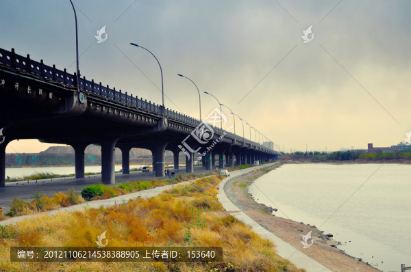 秋色中的橋