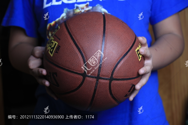 手持籃球