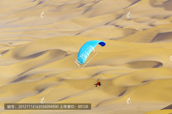 沙漠滑翔傘