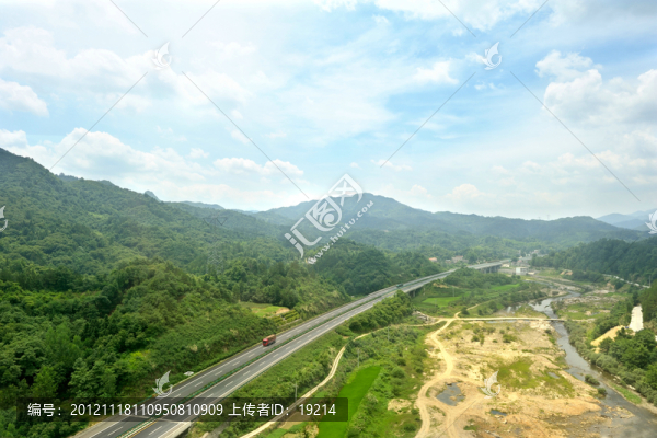 大別山下風光