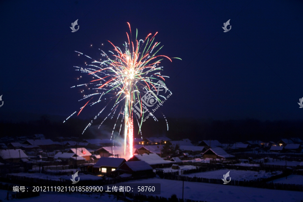 雪鄉(xiāng)山村燃放煙花