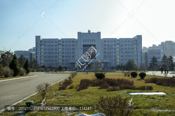 大學(xué)校園內(nèi)的建筑