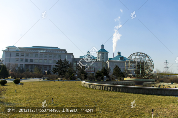 大學(xué)校園內(nèi)的建筑