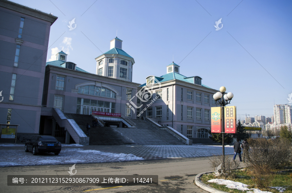 大學校園內(nèi)的建筑