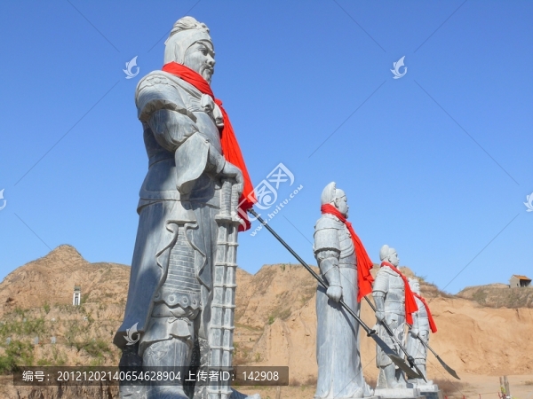 一排石雕武士