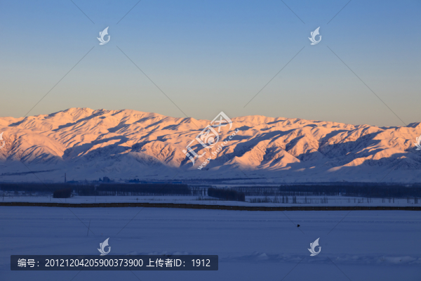 雪山晨光