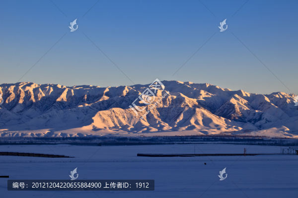 雪山晨光