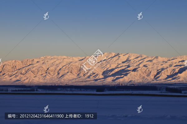雪山晨光