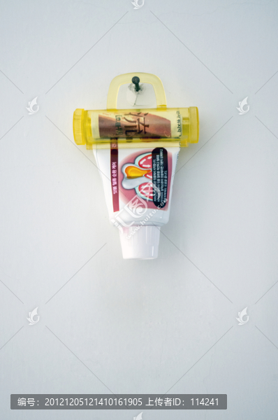 牙膏和擠牙膏器