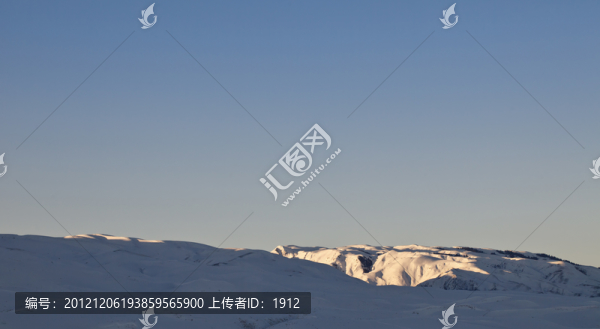 雪山晨光